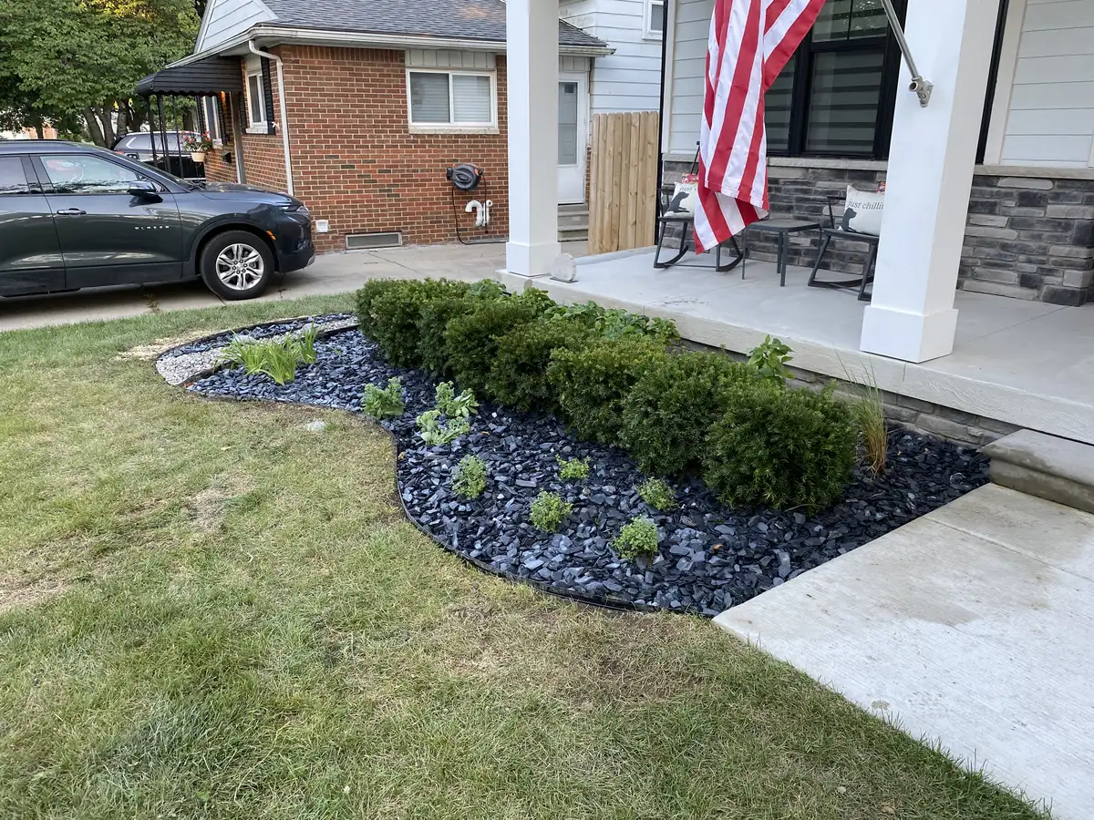 Foundation planting design with decorative stone ground cover