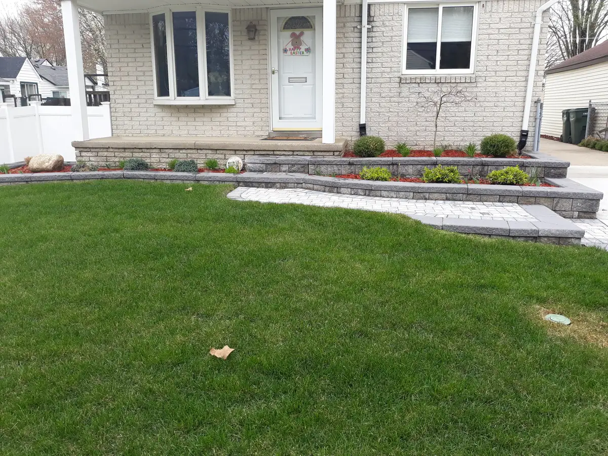 Fresh landscape bed with a defined lawn edge