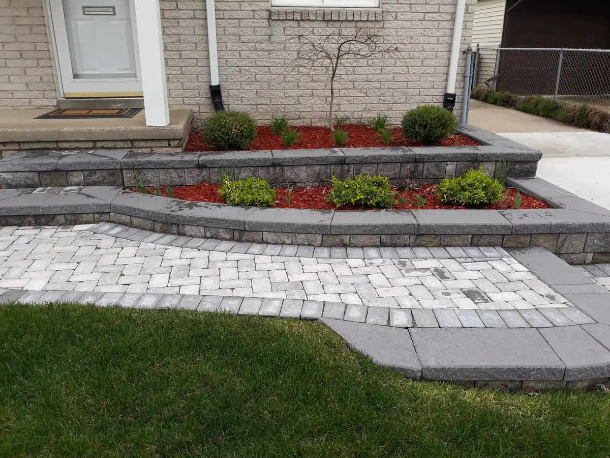 Foundation planting bed with fresh mulch and a defined edge